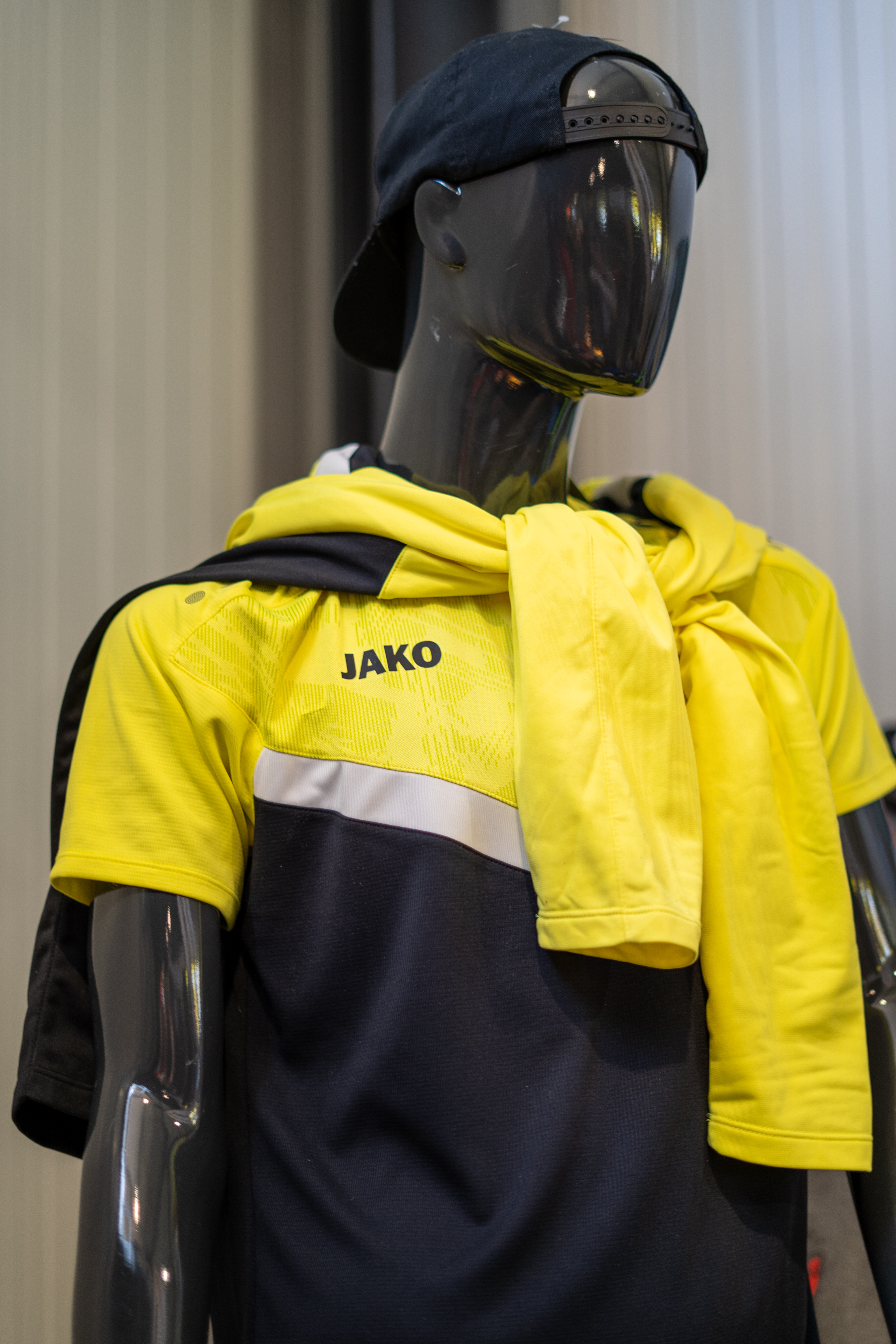 Tenue de sport JAKO exposée dans le showroom GrafxDesign